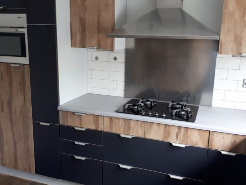 keuken wrappen interieurfolie rood naar antraciet / houtlook